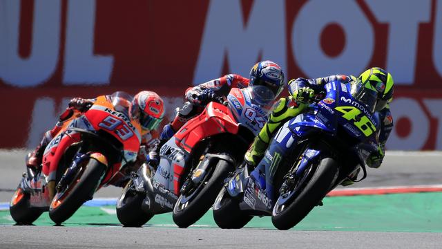 Marc Marquez (numéro 93), Dovizioso (numéro 4) et Valentino Rossi se sont livrés un beau duel aux Pays-Bas. [Keystone - Peter Dejong]