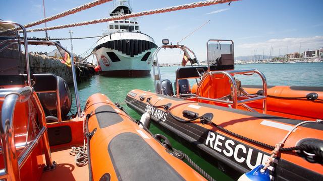 Le navire de sauvetage Aquarius, avec 630 migrants à son bord, est attendu dans le port de Valence dimanche 16 juin. (Ici, des canots de sauvetage affrétés pour l'accueillir) [EPa/Keystone - Domenech Castello]