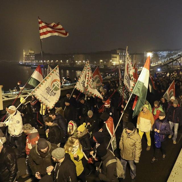 Plusieurs milliers de manifestations ont protesté dans les rues de Budapest contre une réforme controversée de la loi sur le travail. [Keystone - Balazs Mohai]