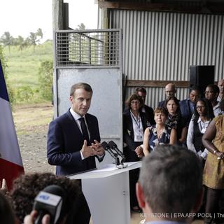 Emmanuel Macron lors de son voyage aux Antilles. [POOL MAXPPP OUT/ Keystone - Thomas Samson]