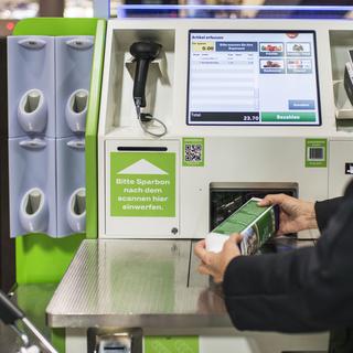 Une étude de l'Université de Berne s'est penchée sur l'impact des caisses automatiques dans les supermarchés. [Keystone - Christian Beutler]