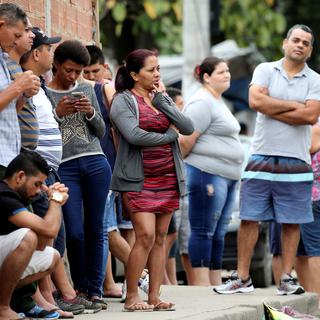 Des Brésiliens font la queue devant un bureau électoral à Rio de Janeiro pour le deuxième tour de la présidentielle, le 28 octobre 2018. [Reuters - Sergio Moraes]