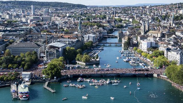 Des centaines de milliers de participants sur les quais de Zurich. [Keystone - Ennio Leanza]