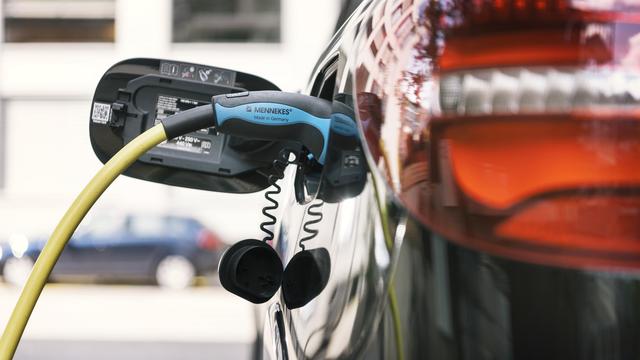 Voiture électrique en train d'être rechargée à une borne, le 10 juillet 2017 à Zurich. [Keystone - Christian Beutler]