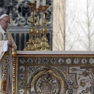 Le pape François encense l'autel de la basilique Saint-Pierre du Vatican lors de la messe de Pâques. [AP Photo - Andrew Medichini]