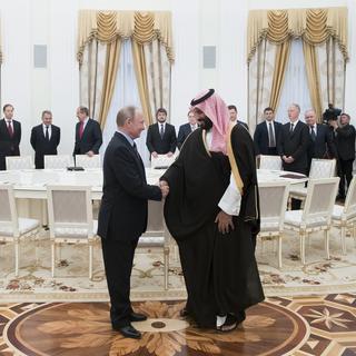 Vladimir Poutine et Mohammed ben Salman se sont déjà rencontrés en 2017. [Keystone - AP Photo/Pavel Golovkin, pool]