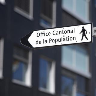 Panneau indiquant l'Office cantonal de la population et des migrations à Genève (image prétexte). [Keystone - Martial Trezzini]