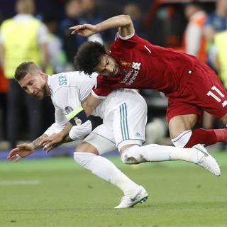 Mohamed Salah s'est blessé dans une chute avec le défenseur Sergio Ramos. [Efrem Lukatsky]