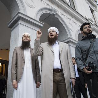 A droite, les trois responsables du Conseil central islamique suisse (CCIS) jugés à Bellinzone, dont le président Nicolas Blancho (au centre). [Keystone - Alessandro Crinari]