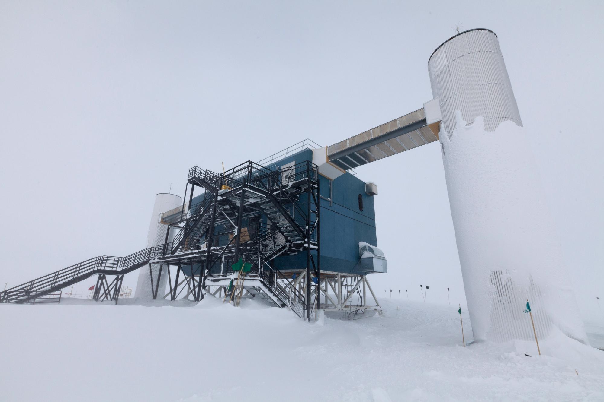 Les installations extérieures du détecteur de neutrinos IceCube en Antarctique. [AFP Photo - Ho/NSF/F. Decamps]