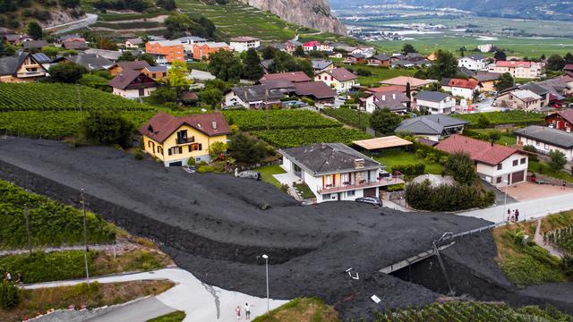 Une vue aérienne montre la Losentse qui est sortie de son lit provoquant une coulée de boue à Chamoson. [Keystone - Maxime Schmid]