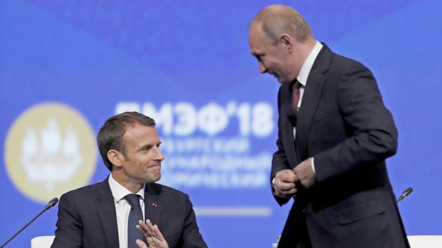 Emmanuel Macron et Vladimir Poutine à Saint-Pétersbourg, 25.05.2018. [EPA/Keystone - Yuri Kochetkov]