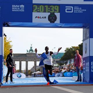 Eliud Kipchoge pulvérise le record mondial de marathon.