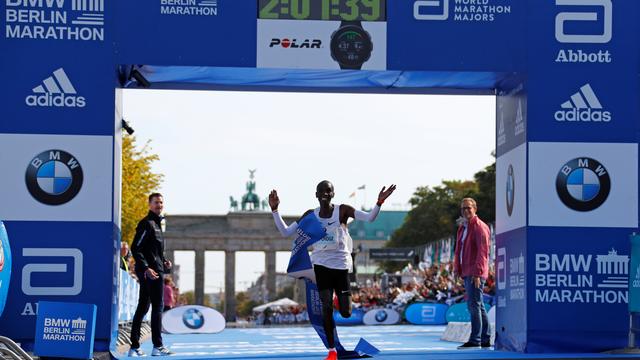 Eliud Kipchoge pulvérise le record mondial de marathon.