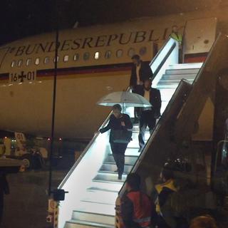Angela Merkel à sa descente d'avion très anticipée, jeudi soir à Cologne. [DPA - JÖRG BLANK]