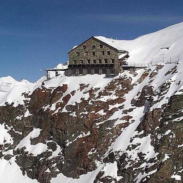 Les alpinistes voulaient rallier la cabane des Vignettes, au-dessus d'Arolla. [Facebook/Cabane des Vignettes]