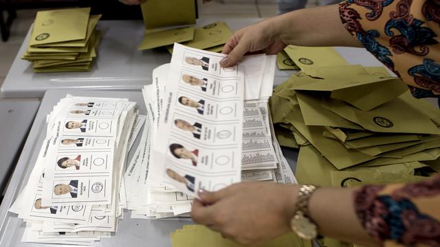 En Turquie, les bulletins de vote sont dépouillés [Keystone - Sedat Suna]