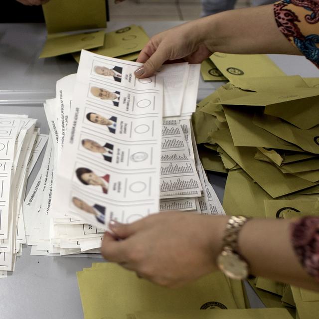 En Turquie, les bulletins de vote sont dépouillés [Keystone - Sedat Suna]