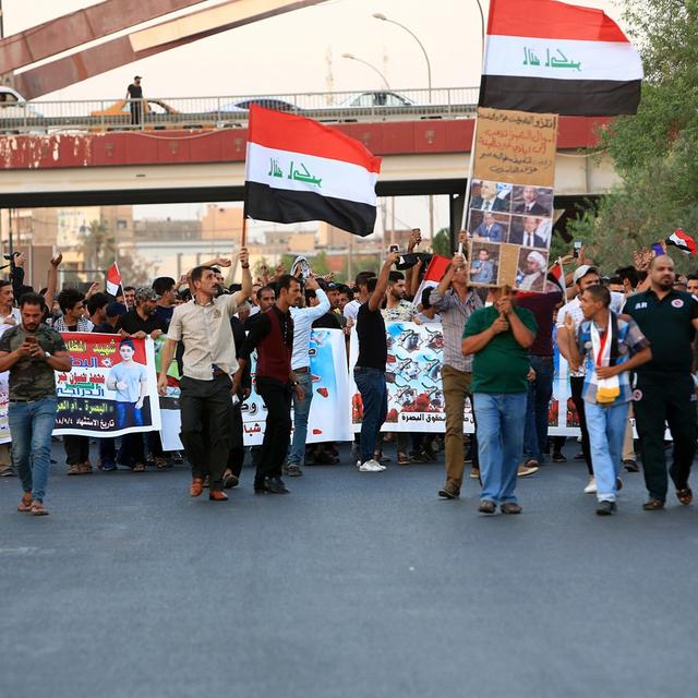 Des manifestants dans la ville irakienne de Bassorah. [AP/Keystone - Nabil al-Jurani]