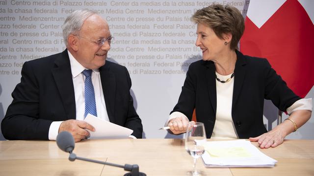 Johan Schneider-Ammann et Simonetta Sommaruga ont présenté leurs arguments contre l'initiative sur le sjuges étrangers. [KEYSTONE - Anthony Anex]