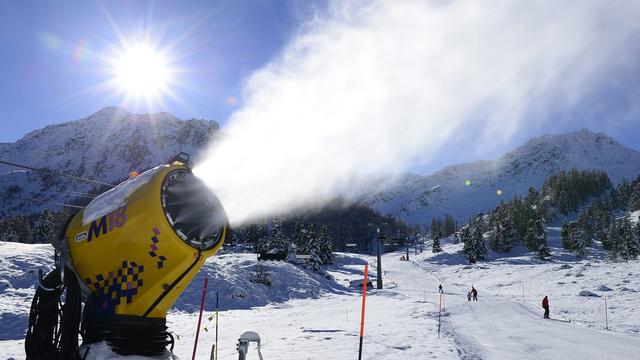 Un canon à neige sur les pistes de ski de la station de Nendaz (VS). [Keystone - Maxime Schmid]