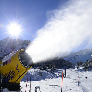 Un canon à neige sur les pistes de ski de la station de Nendaz (VS). [Keystone - Maxime Schmid]