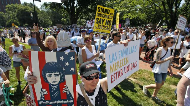 Des manifestants défilent contre la politique d'immigration de Trump. [Keystone - Alex Brandon]