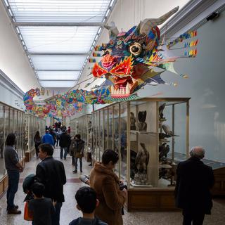 Nombreux visiteurs au Palais de Rumine à l'exposition Ai Weiwei. [Keystone - EPA/Valentin Flauraud]