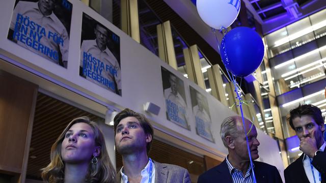 Des partisans du parti modéré suivent les résultats des législatives à Stockholm, le 9 septembre 2018. [AFP - Jonathan Nackstrand]
