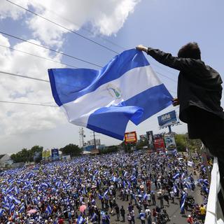Samedi 30 juin: des manifestants demandent justice à Managua après la mort d'une vingtaine de mineurs, parmi les 220 victimes de la répression de la contestation contre le président Daniel Ortega. Deux manifestants ont été tués samedi. [AP/Keystone - Alfredo Zuniga]