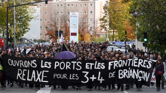 Une manifestation de soutien à Gap, au mois de novembre 2018, aux sept personnes jugées pour avoir aidé des migrants à passer la frontière française en avril 2018. [AFP - Jean-Pierre Clatot]