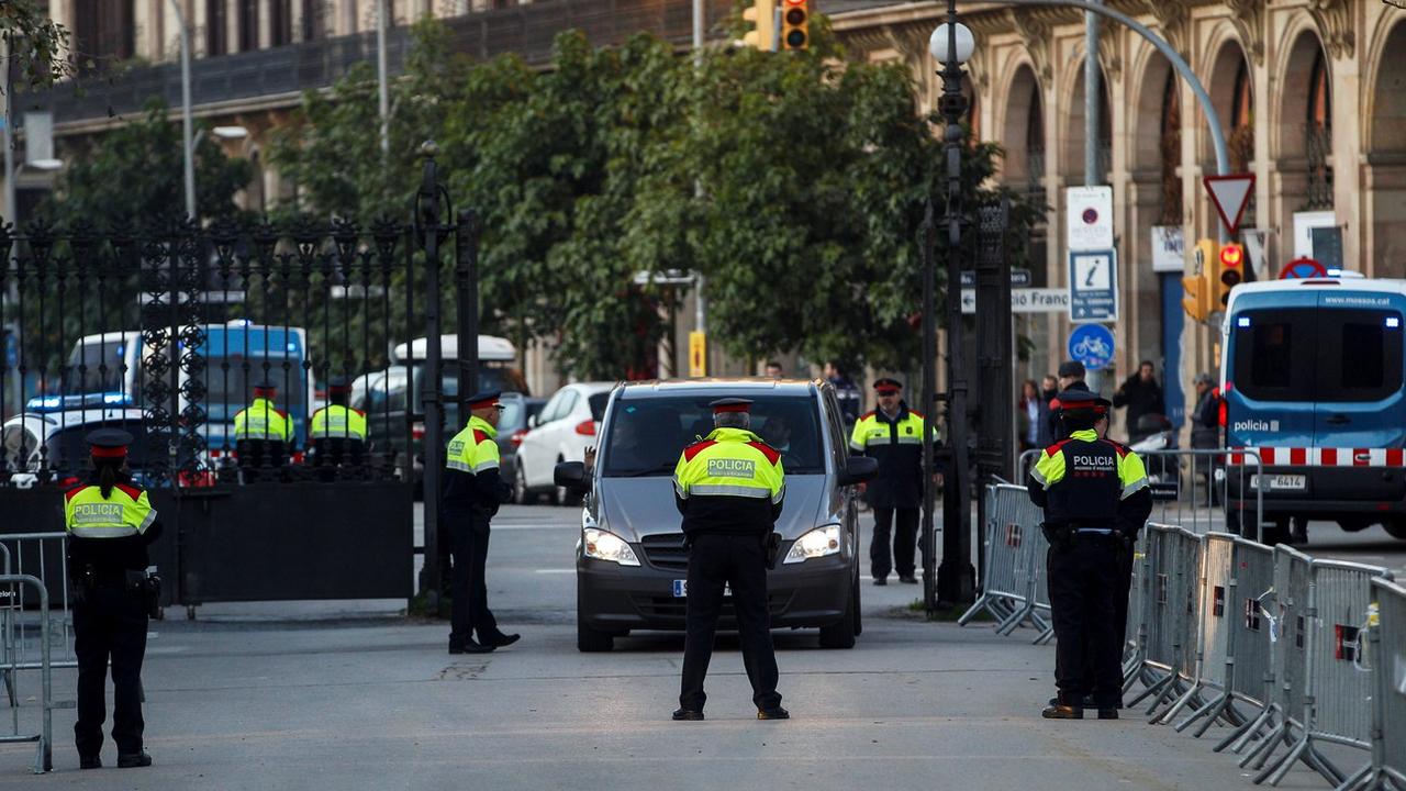 Les forces de l'ordre procèdent à des contrôles de sécurité devant le Parlement catalan, ce 30 janvier 2018 à Barcelone. [EPA/Keystone - Quique Garcia]