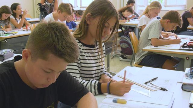 L'une des deux premières classes de Suisse composée d'élèves de langues maternelles différentes. [RTS]