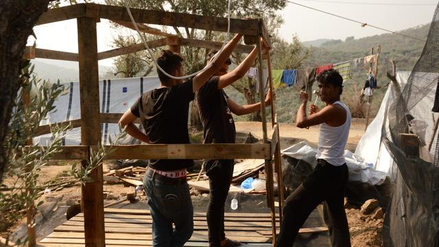 Des migrants construisent des abris de fortunes à l'extérieur du camp de Moria, sur l'île grecque de Lesbos. [RTS - Angélique Kourounis]