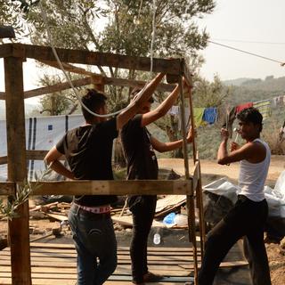 Des migrants construisent des abris de fortunes à l'extérieur du camp de Moria, sur l'île grecque de Lesbos. [RTS - Angélique Kourounis]