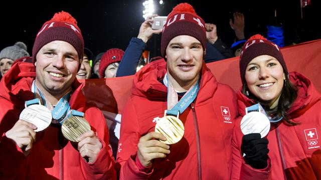 Beat Feuz, Dario Cologna et Wendy Holdener ont été accueillis en héros. [Jean-Christophe Bott]