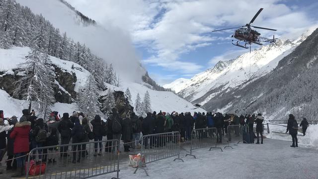 Des touristes attendent d'être pris en charge par un hélicoptère à Zermatt (VS). [RTS - Rafael Poncioni]