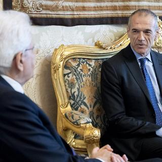 Carlo Cottarelli reçu par le président italien Sergio Mattarella. [Keystone - Quirinal Press Office/Paolo Giandotti]