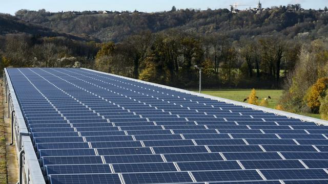 Centrale photovoltaïque sur le toit du centre de colis de La Poste à Daillens (VD). [Keystone - Laurent Gilliéron]