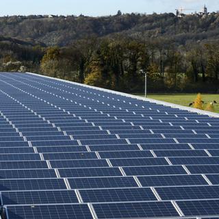 Centrale photovoltaïque sur le toit du centre de colis de La Poste à Daillens (VD). [Keystone - Laurent Gilliéron]