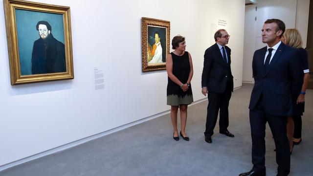 Le couple présidentiel français a pu parcourir l'exposition consacrée à la période bleue et rose de Pablo Picasso. [EPA/Keystone - Charles Platiau]