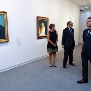 Le couple présidentiel français a pu parcourir l'exposition consacrée à la période bleue et rose de Pablo Picasso. [EPA/Keystone - Charles Platiau]
