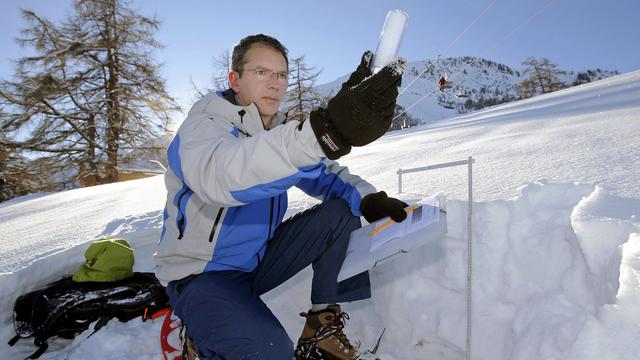 Le nivologue Robert Bolognesi, ici en 2006. [Keystone - Olivier Maire]