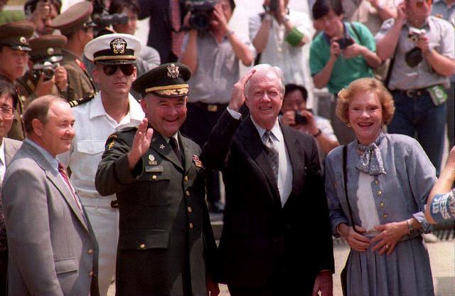 Jimmy Carter et son épouse Rosalynn, à droite de la photo, lors de lors visite en Corée du Nord en 1994. [AFP - Choo Youn-Kong]