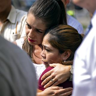 Yeni Gonzalez (en bas) a reçu de nombreux soutiens pour récupérer ses enfants. [AP Photo/Keystone - Craig Ruttle]