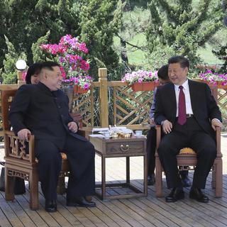 Le dirigeant nord-coréen Kim Jong-un en compagnie du président chinois Xi Jinping. [Keystone - Ju Peng - Xinhua via AP]