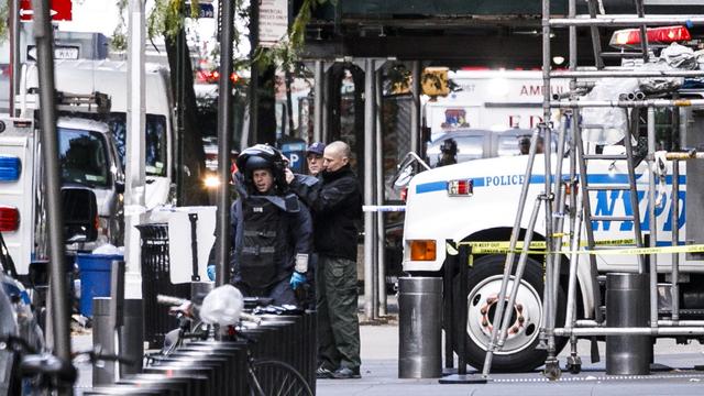 Des démineurs devant le siège de CNN à New York. [Keystone/EPA - Justin Lane]