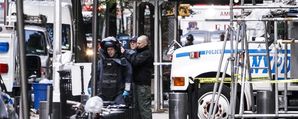 Des démineurs devant le siège de CNN à New York. [Keystone/EPA - Justin Lane]