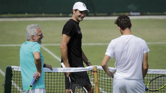 Roger Federer lors d'une session d'entraînement à Wimbledon. [Keystone - Ben Curtis]