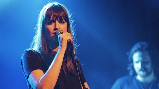 La chanteuse et guitariste Clara Luciani sur la scène des Trois Baudets à Paris en décembre 2017. [Ditizenside/ AFP - Dan Pier]